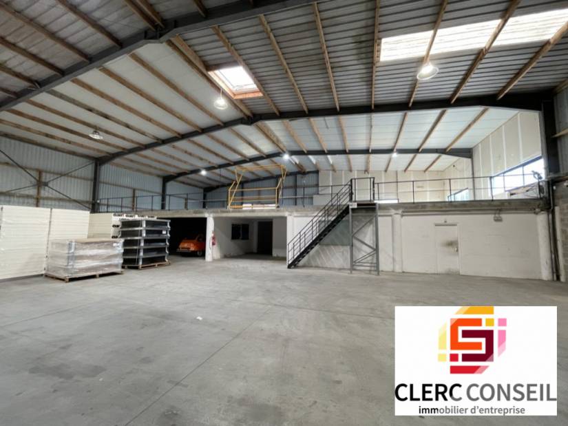 Location - Local d'activité 900m² - Eslettes