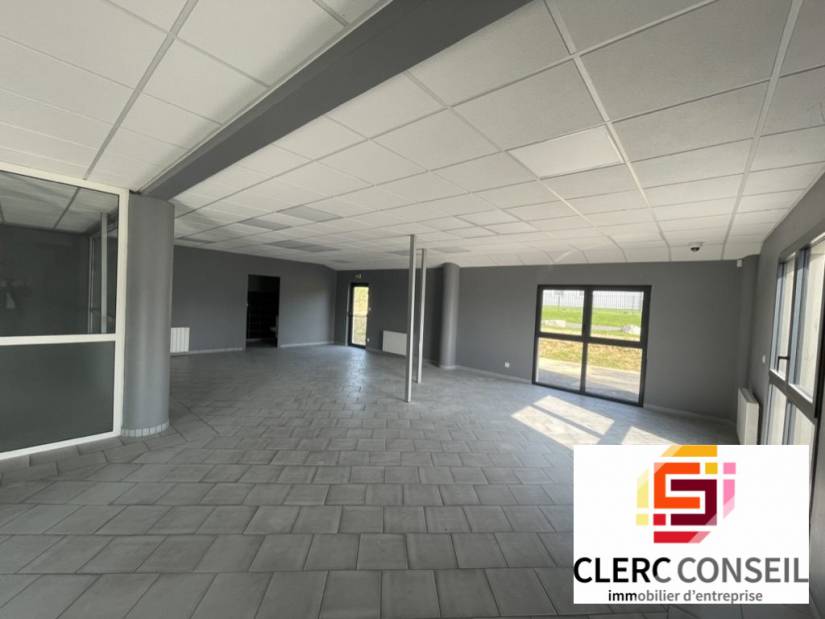 Location - Local d'activité 900m² - Eslettes